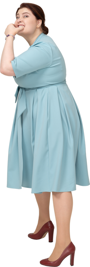 Vista lateral, de, un, mujer, en, vestido azul, silbar