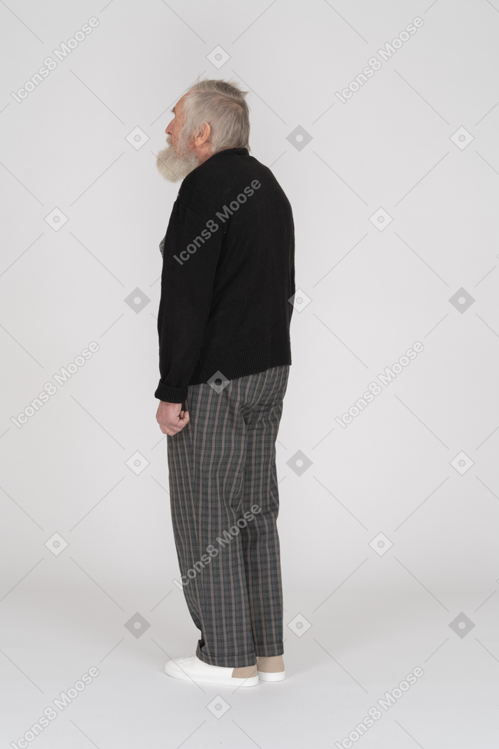 Dreiviertel-rückansicht eines stehenden alten mannes