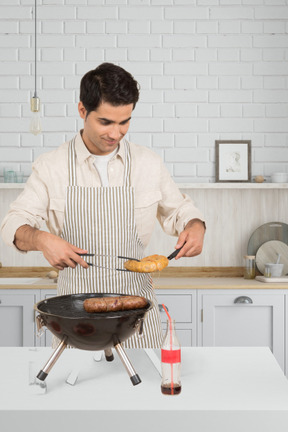 Joven cocinando