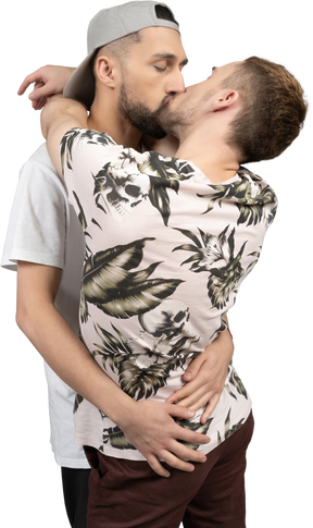 情熱的に抱き合ったりキスしたりする若い白人男性のカップルのクローズアップ