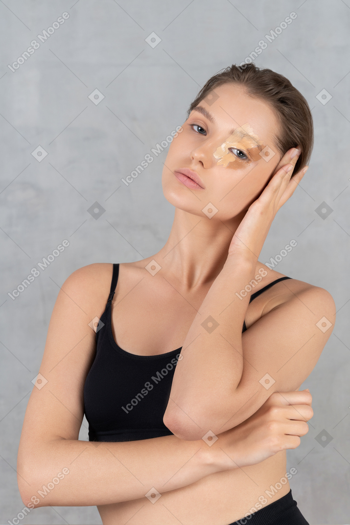 Jolie femme avec différentes nuances de fond de teint sur sa peau