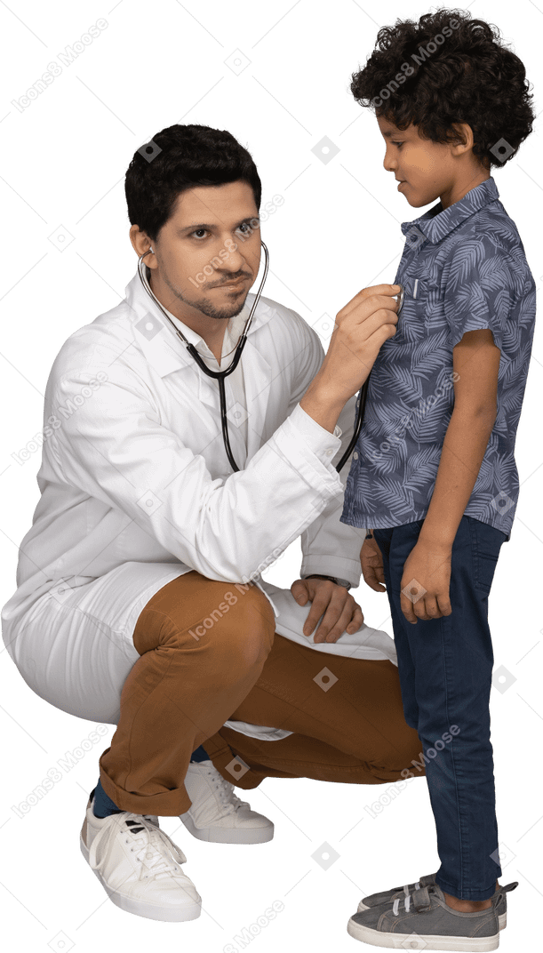 Dottore che esamina bambino