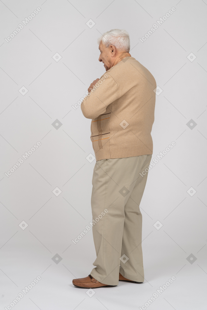 Seitenansicht eines glücklichen alten mannes in freizeitkleidung