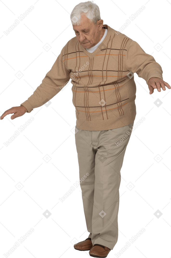 Vista frontal de um velho em roupas casuais, caminhando para a frente com os braços estendidos
