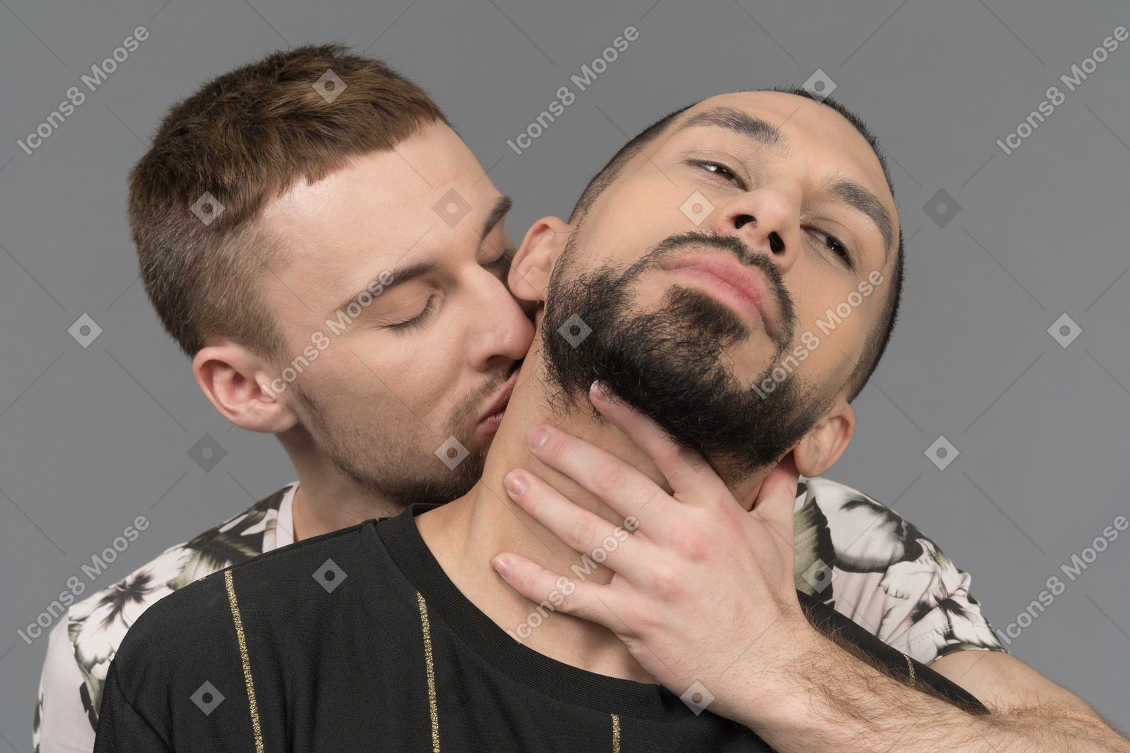 Junger mann, der leidenschaftlich den hals des partners küsst