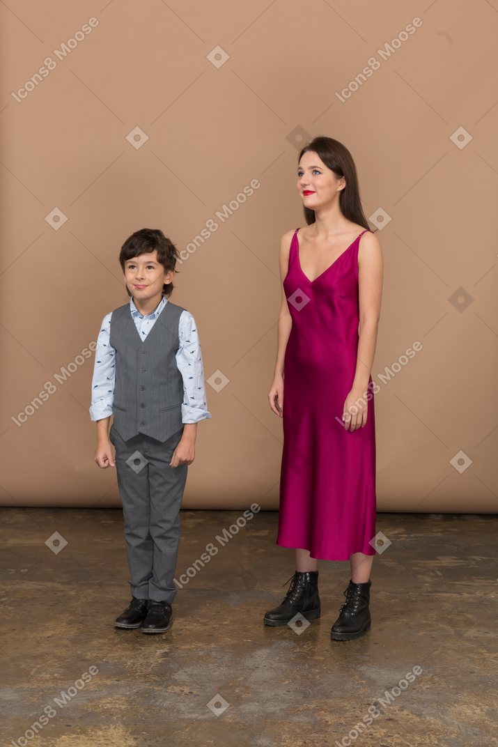 Niño y mujer quietos