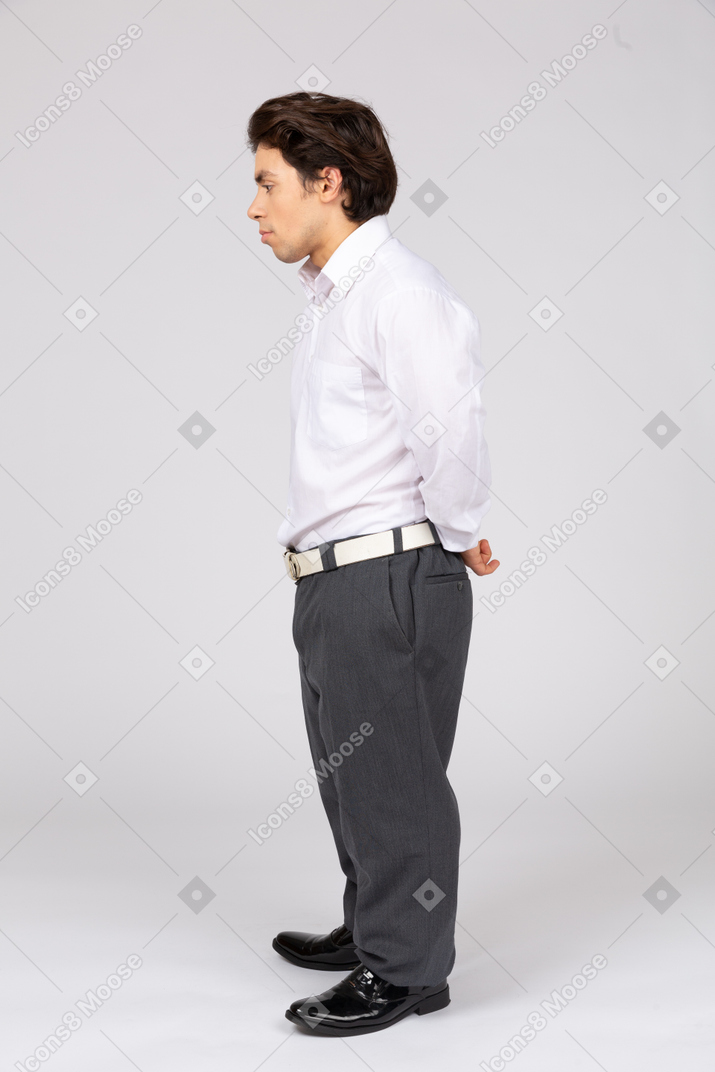Вид сбоку на офисного работника в деловой повседневной одежде, смотрящего в сторону