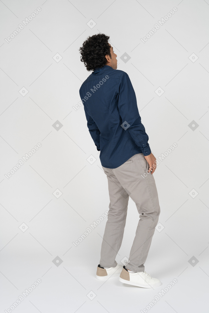 Homem com roupas casuais posando de perfil