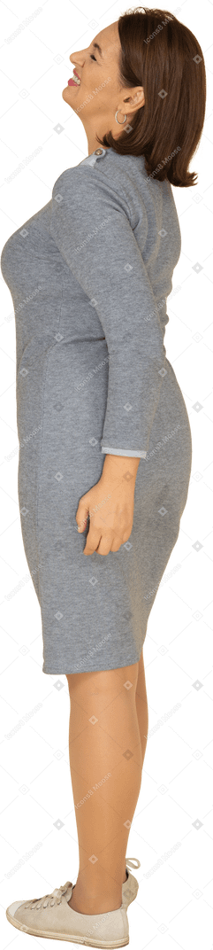 Vue latérale d'une femme en robe grise