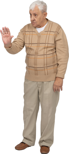 Vista frontal de um velho em roupas casuais, mostrando o gesto de parada