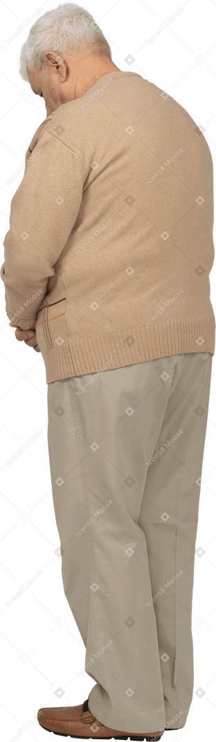 Vista posteriore di un vecchio in abiti casual fermo