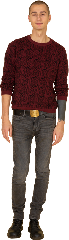 赤いセーターを着たにやにや笑いの若い男の正面図