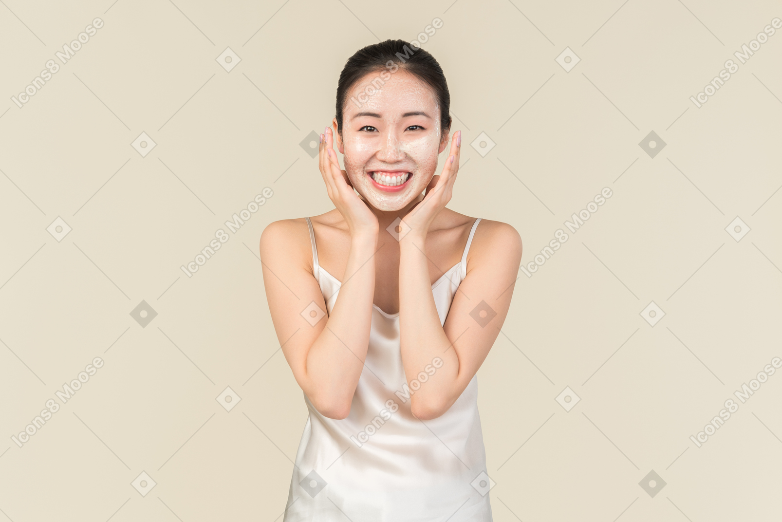 顔に触れると顔のマスクを持つ若いアジア女性の笑みを浮かべてください。