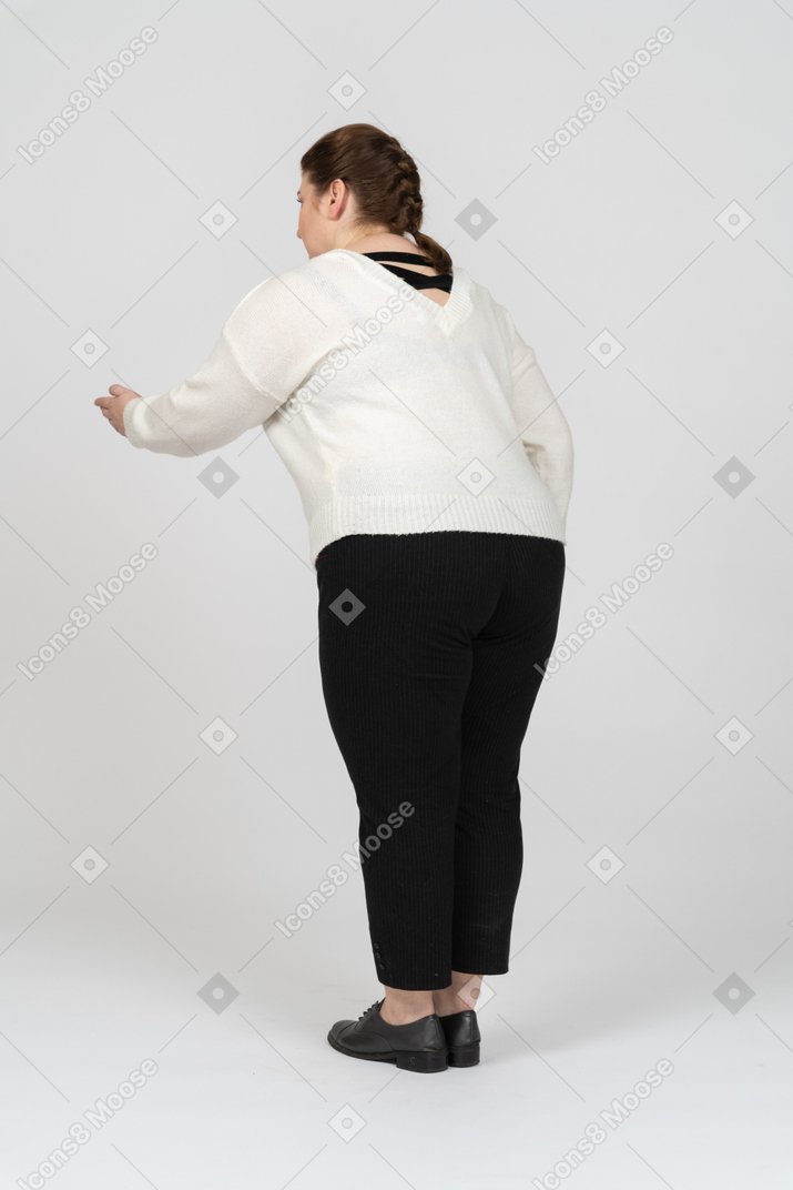 Mujer regordeta en ropa casual dando una mano para agitar