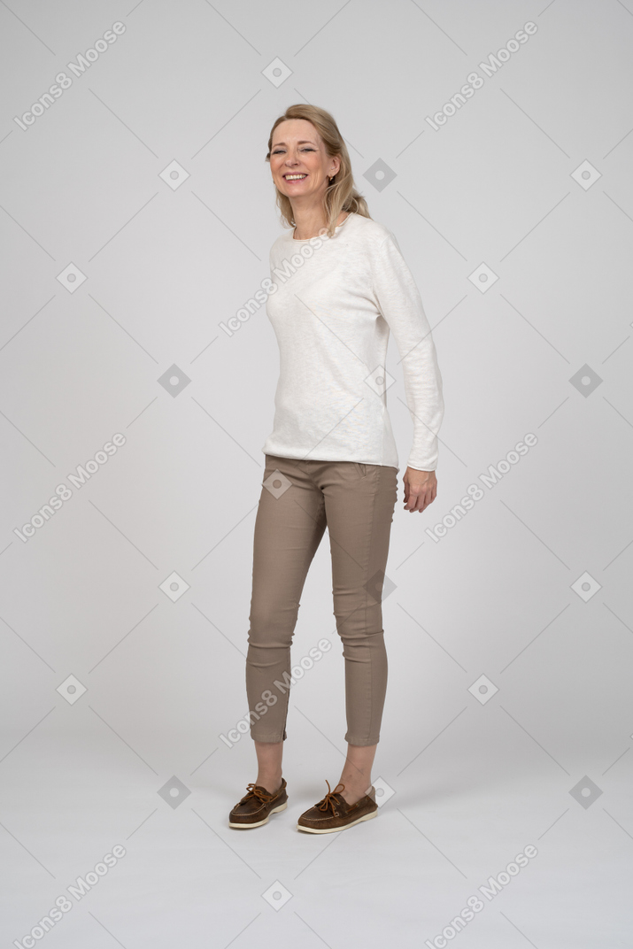 Mujer en ropa casual posando