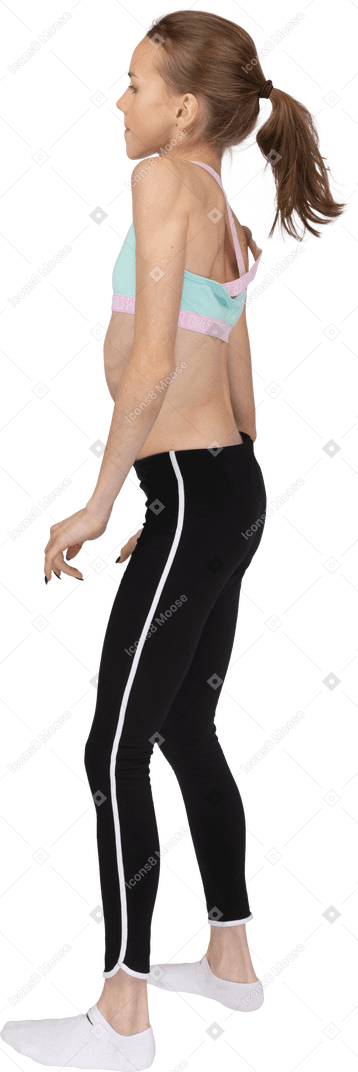 Vista lateral de uma adolescente em roupas esportivas inclinando os ombros