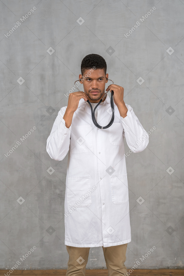 Medico maschio che usa il suo stetoscopio