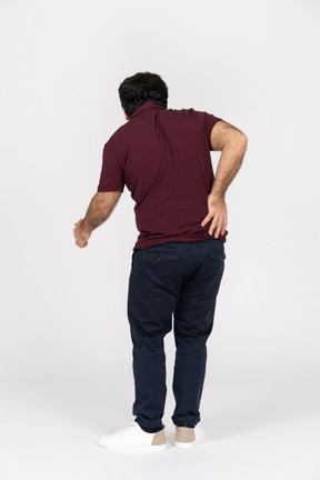 Vista traseira de um homem com dor nas costas