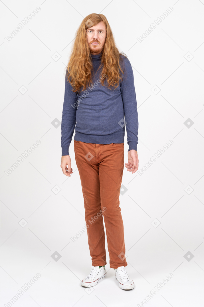 Vista frontal de un joven con ropa informal
