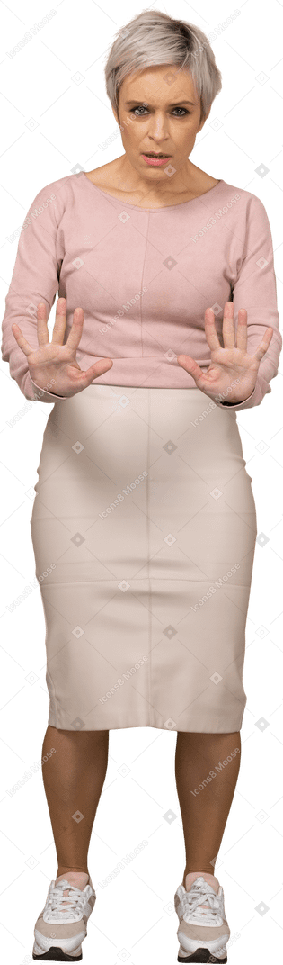 停止ジェスチャーを示すカジュアルな服装の女性の正面図