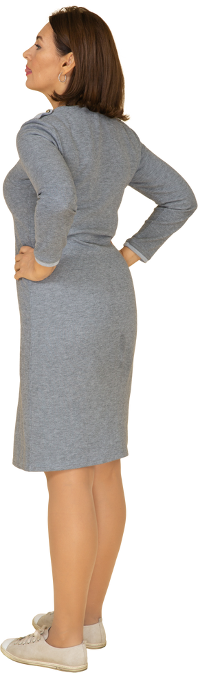 灰色のドレスのポーズで女性の背面図