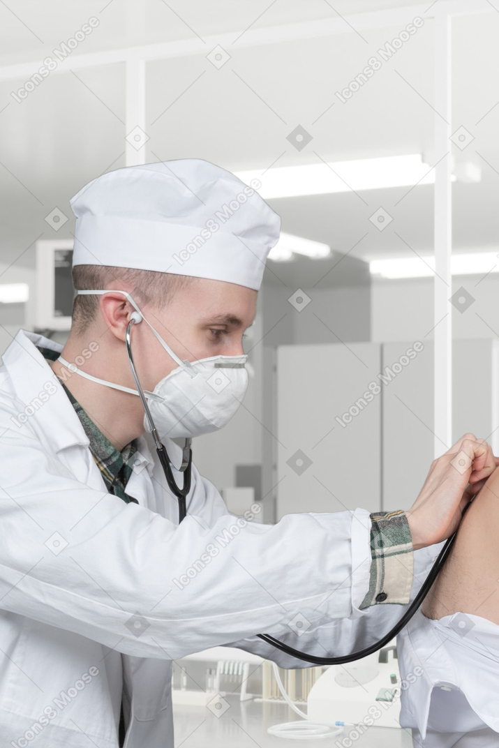 Medico maschio che fa controllo medico