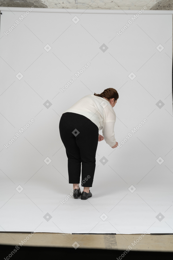 一个身着休闲服的大码女人弯腰的后视图