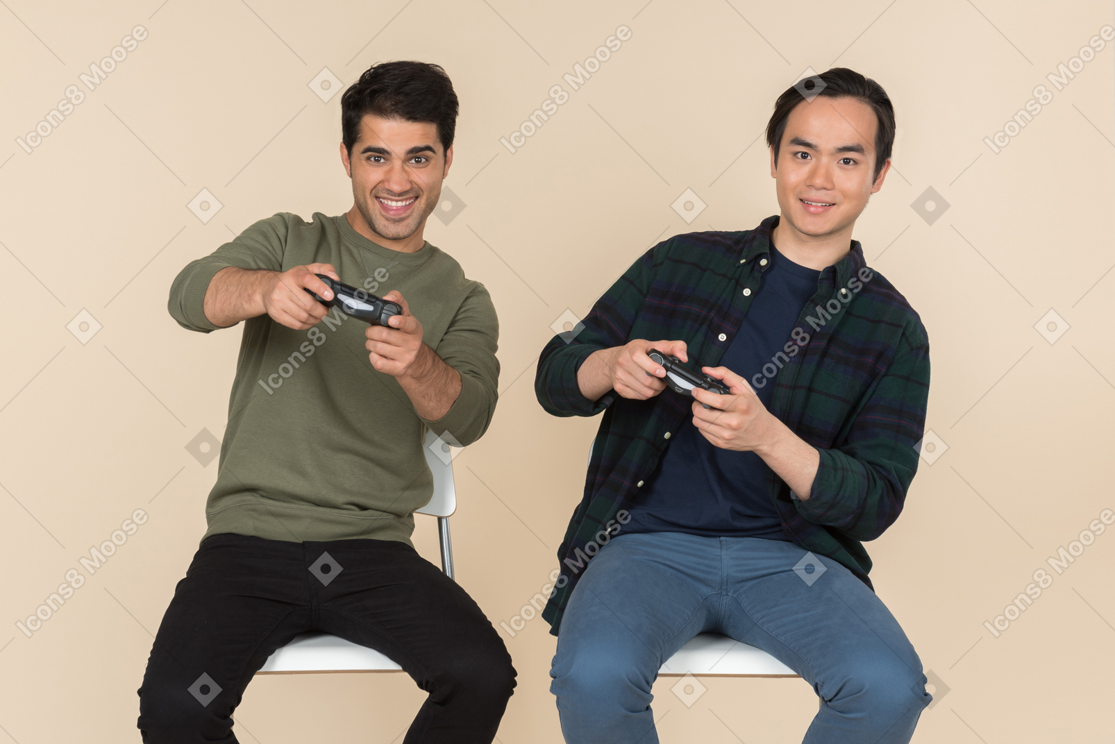의자에 앉아 비디오 게임을하는 인종 간 친구