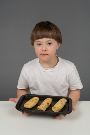 Retrato, de, un, niño pequeño, tenencia, primavera, rollitos, en, un, bandeja