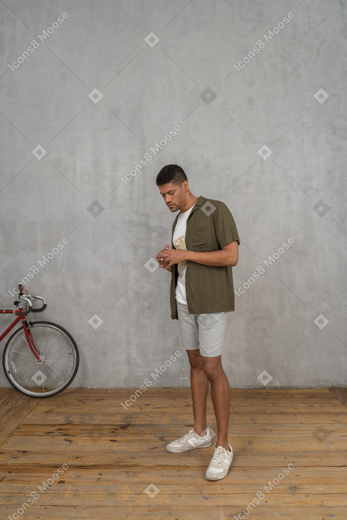 Vista frontal de un hombre pensativo con ropa informal