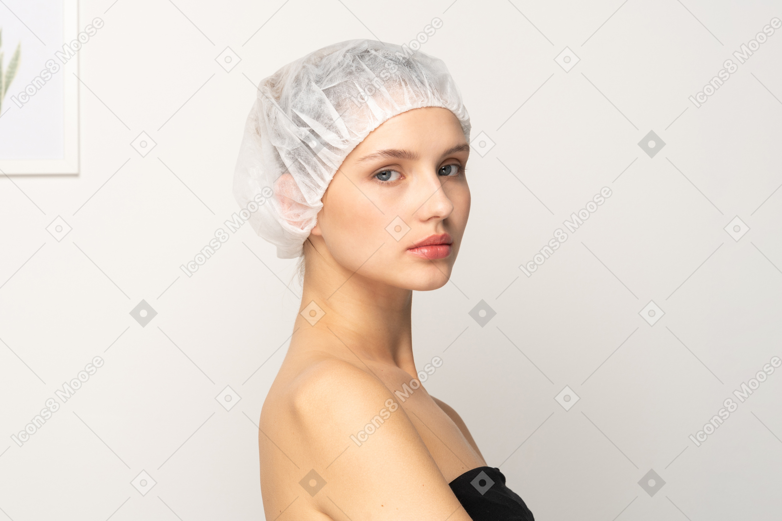 Retrato de uma jovem paciente do sexo feminino no boné médico