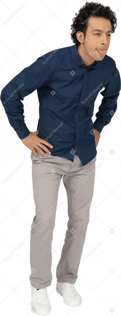 舌を示すカジュアルな服装の男性の正面図