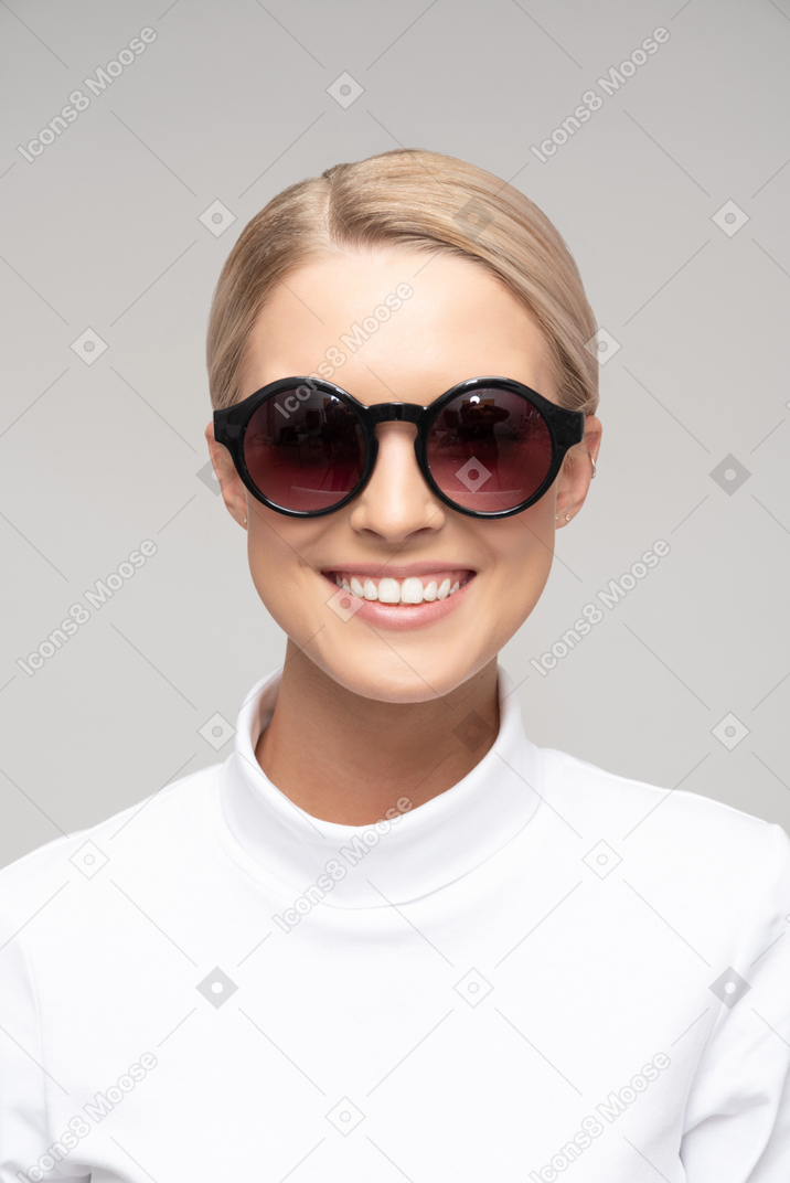선글라스를 착용하는 매력적인 여자