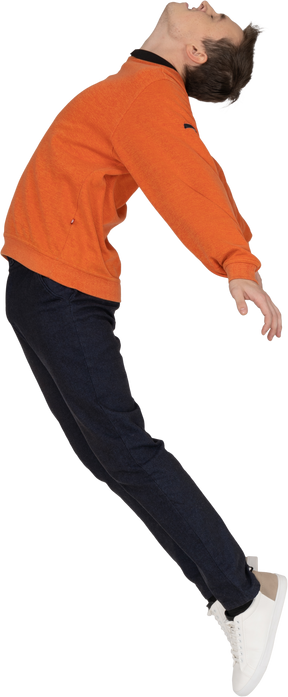 오렌지 셔츠 점프에서 젊은 남자