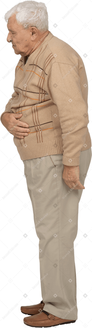 一位身穿便服、胃痛的老人的侧视图