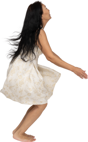 Mulher com lindo vestido pulando