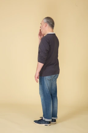 Hombre en ropa casual posando