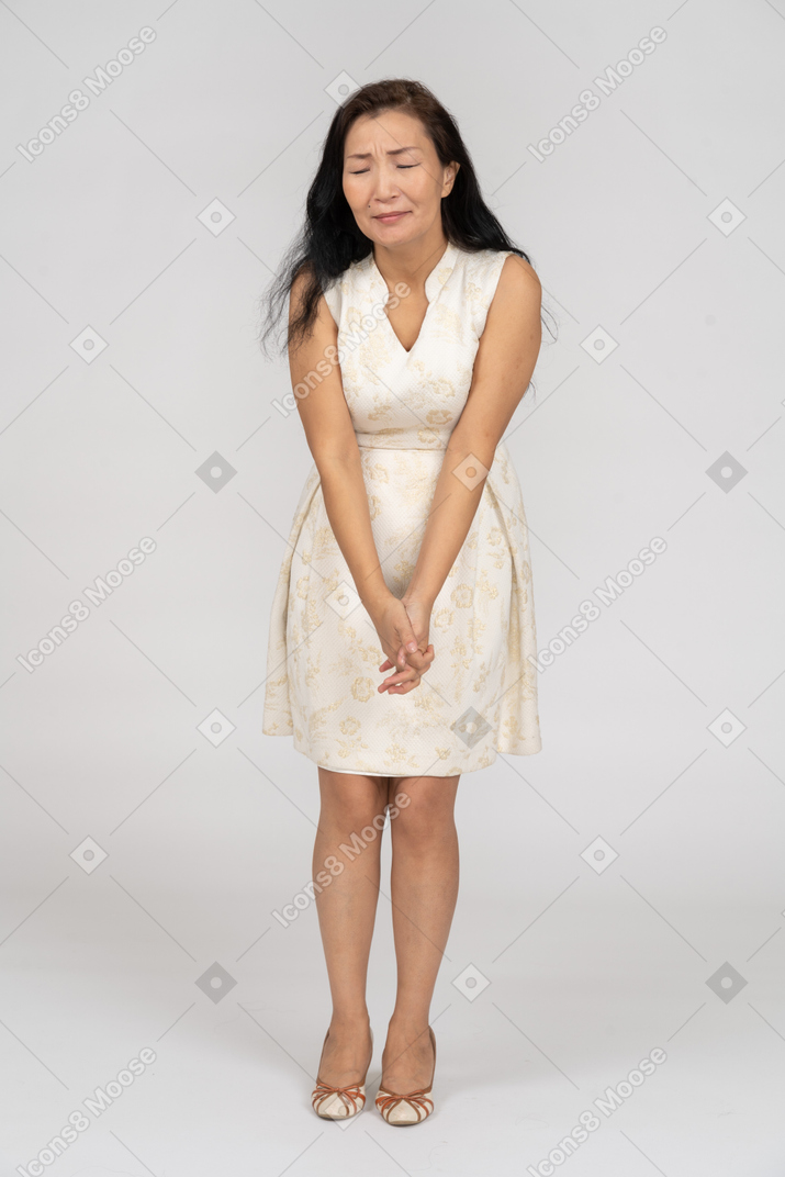 Mujer en un vestido blanco de pie