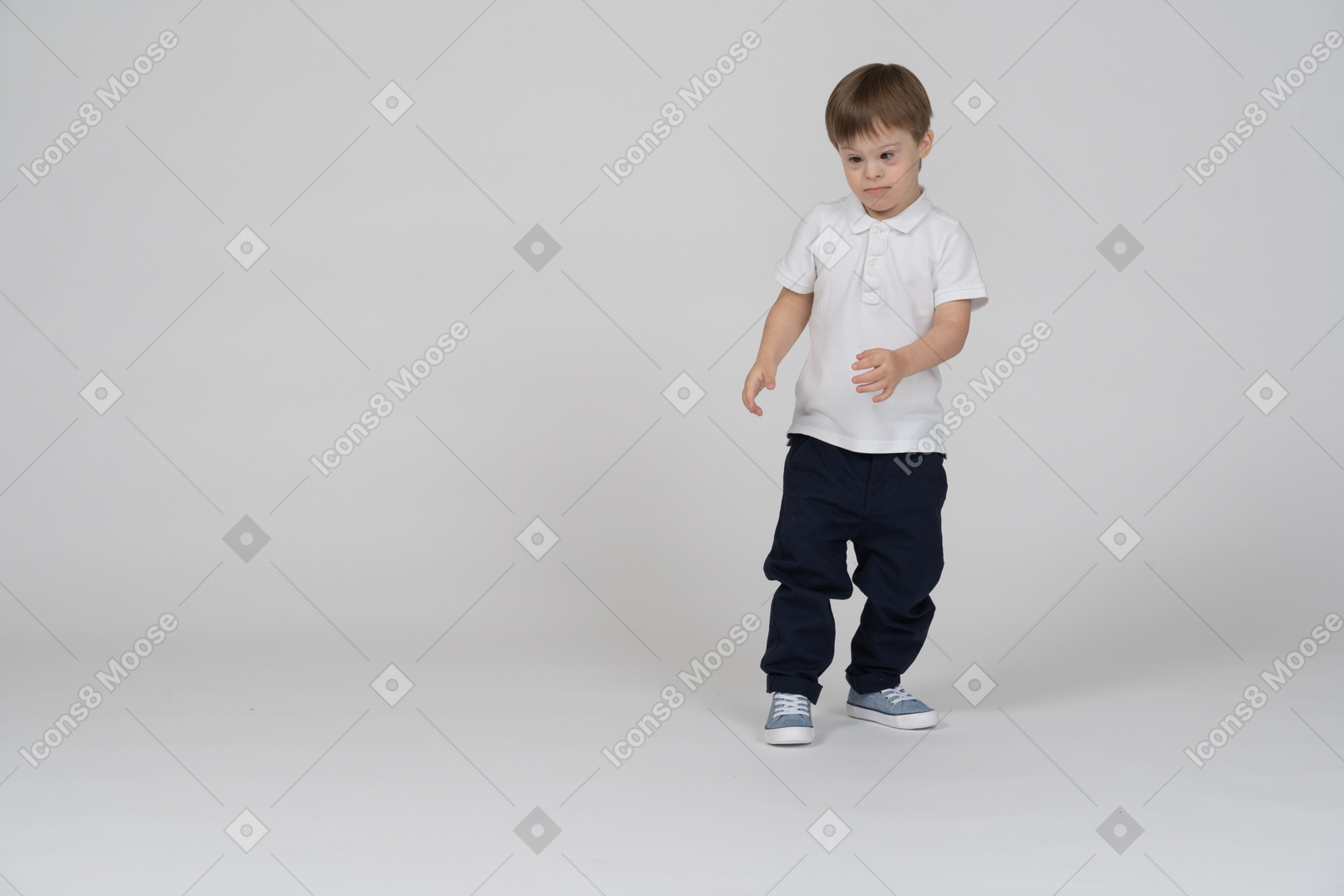 Vista frontal de un niño de pie y mirando incierto