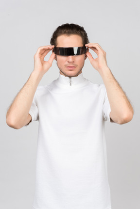 Jeune homme dans une lunette futuriste