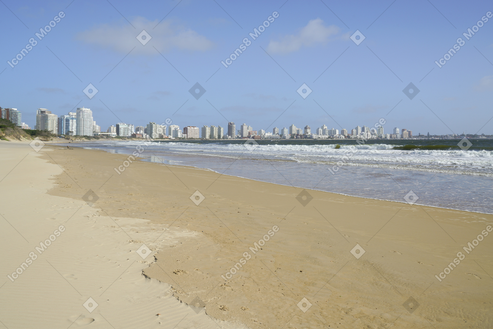 Берег океана с видом на городской пейзаж