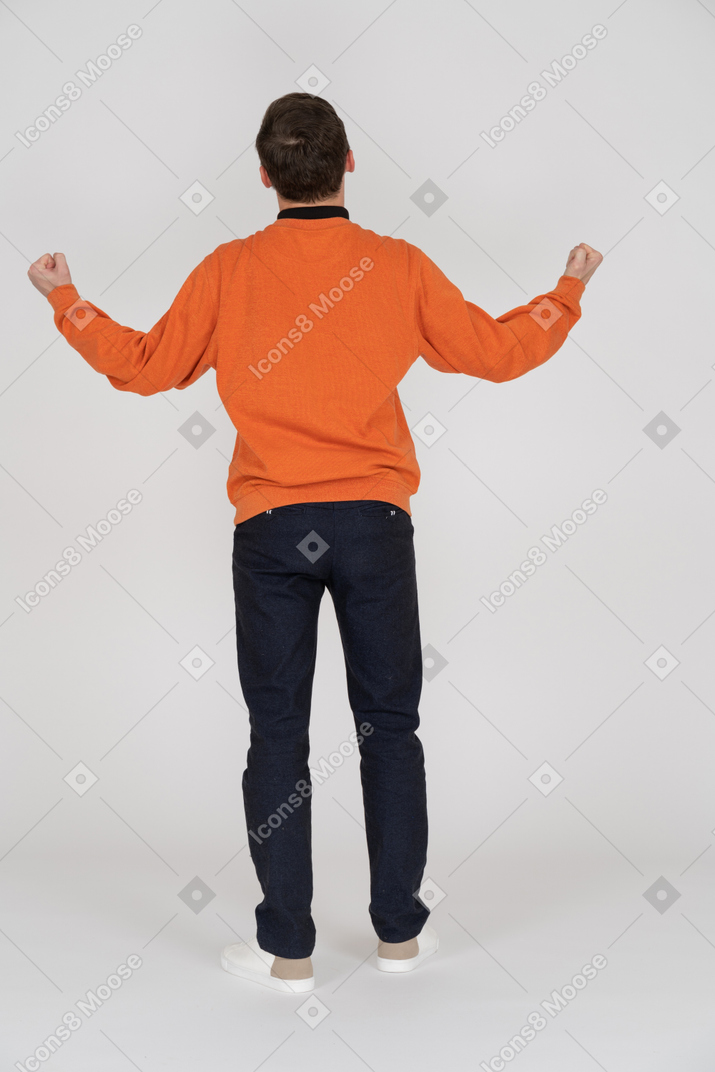 橙色运动衫站的年轻人