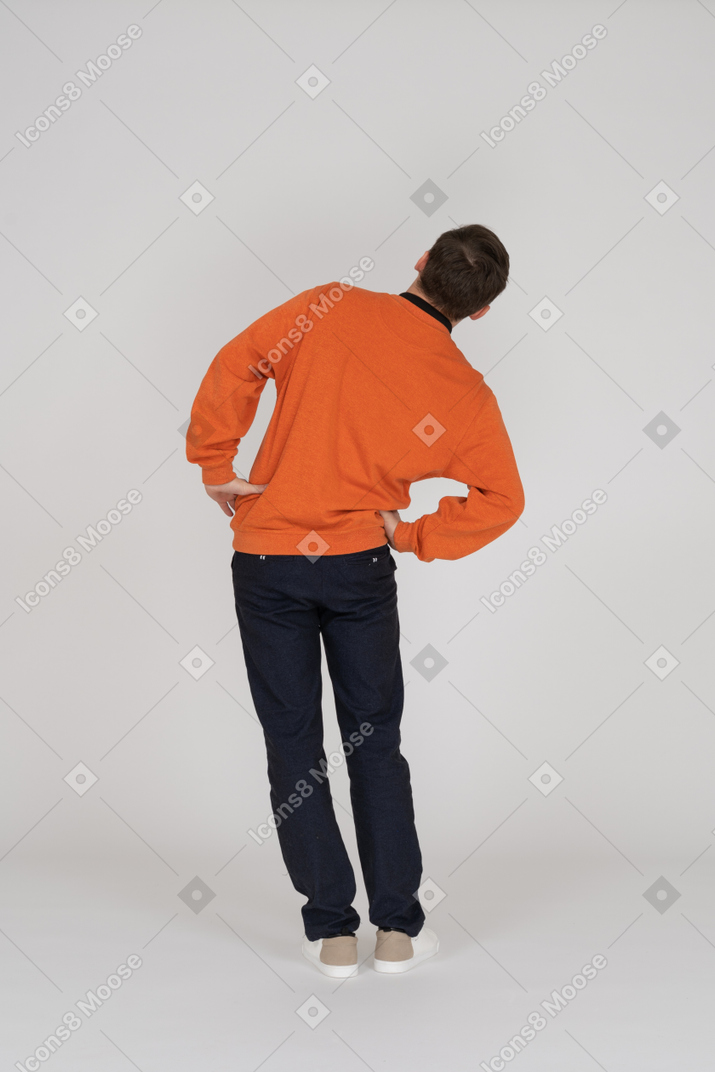 Jovem em moletom laranja posando