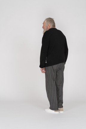 Vue de trois quarts d'un vieil homme en vêtements décontractés