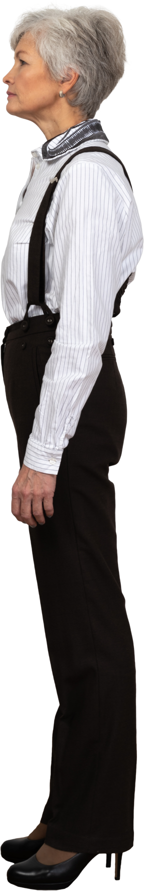 Vista laterale di una donna anziana fiduciosa vestita in abiti da ufficio
