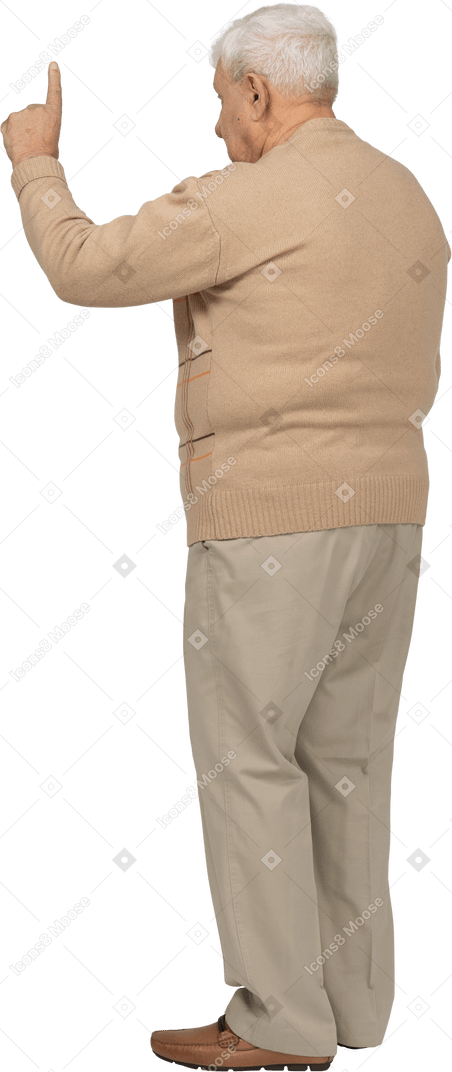 Rückansicht eines alten mannes in freizeitkleidung, der mit dem finger nach oben zeigt