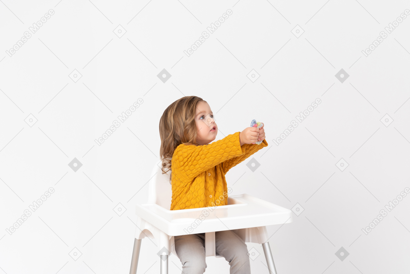 Милая девочка сидит на стульчике