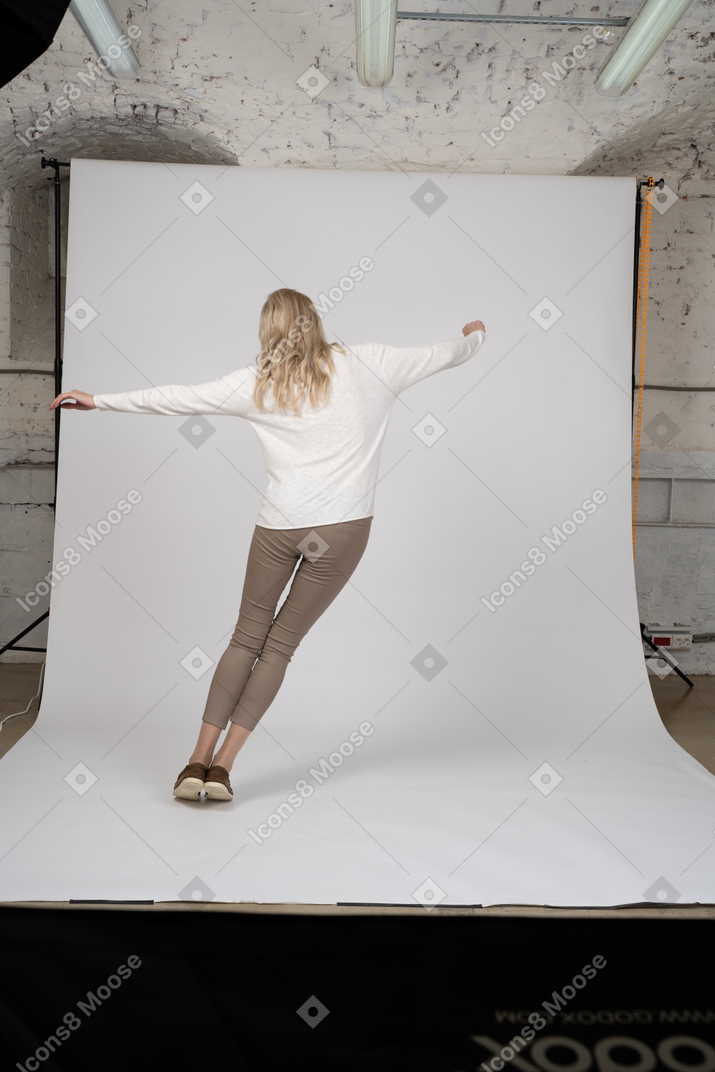 Frau in freizeitkleidung springend
