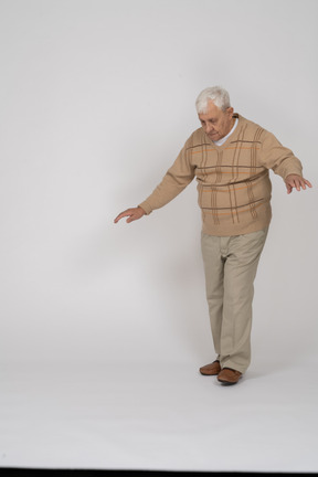 Vista frontale di un vecchio in abiti casual che cammina in avanti