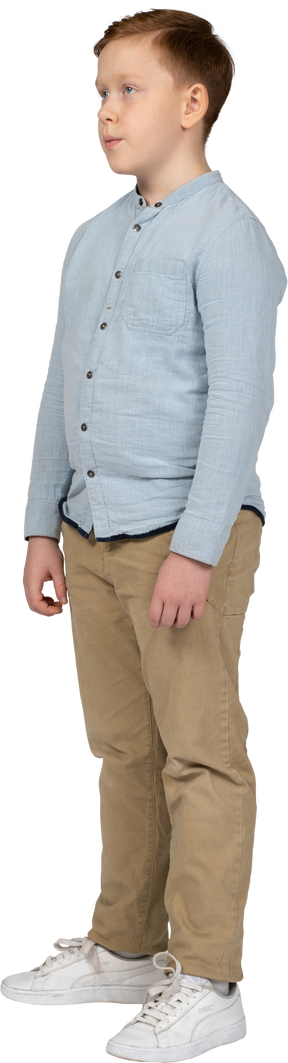 Vista lateral de un niño con ropa informal parado